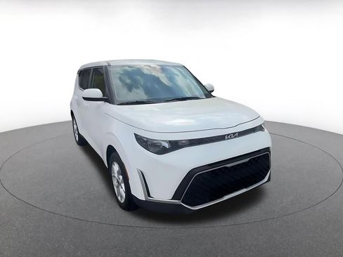 Used 2025 Kia Soul LX w/ LX Technology Package image 3