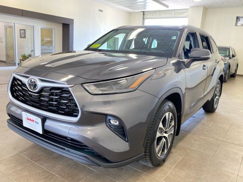 Used 2023 Toyota Highlander XLE AWD/4WD image 4