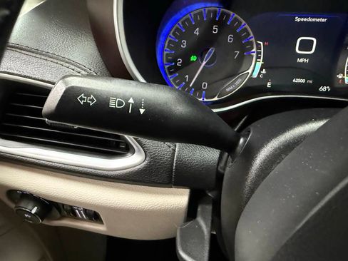 Used 2018 Chrysler Pacifica Limited w/ Tire & Wheel Group FWD image 16