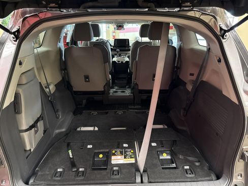 Used 2023 Toyota Sienna LE FWD image 35