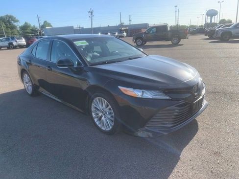 Used 2019 Toyota Camry XLE w/ Navigation Package FWD image 1