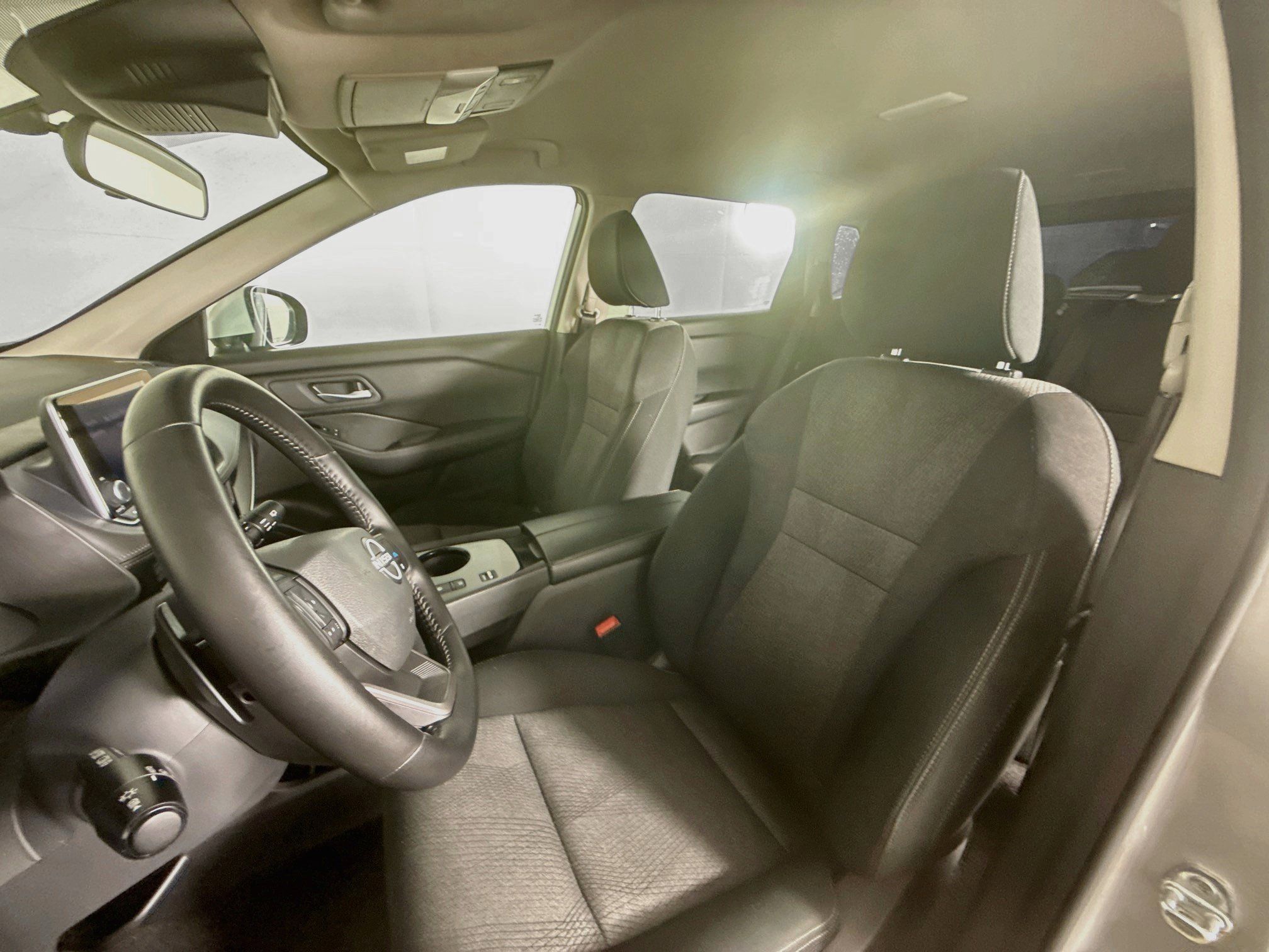 Used 2025 Nissan Rogue SV FWD image 24