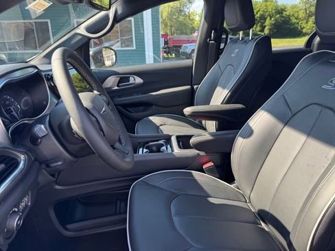 New 2026 Chrysler Pacifica Limited w/ S Appearance Package image 9