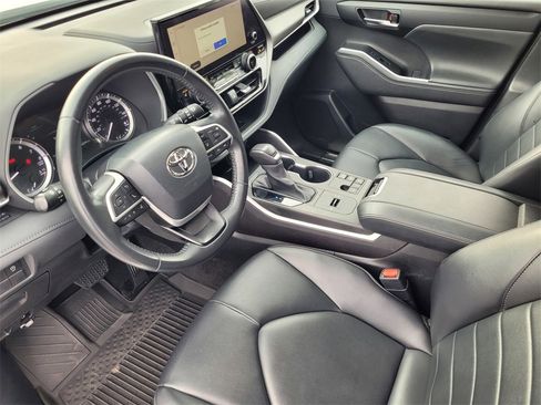 Used 2023 Toyota Highlander XLE image 10