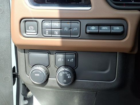 Used 2022 Chevrolet Suburban High Country RWD image 30