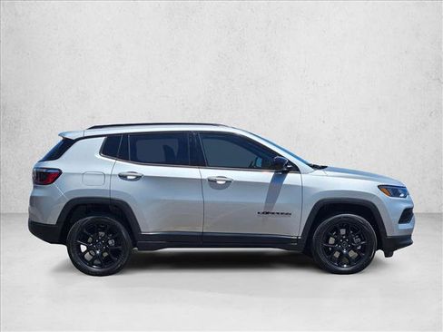 Used 2025 Jeep Compass Latitude w/ Altitude Special Edition AWD/4WD image 4