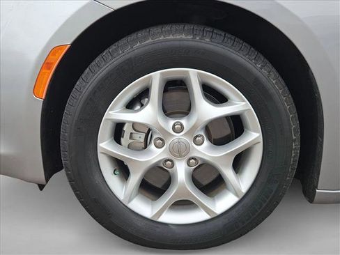 Used 2020 Chrysler Pacifica Limited image 28