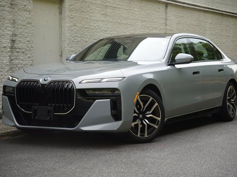 Used 2024 BMW 760i xDrive w/ Premium Package 2 AWD/4WD image 2