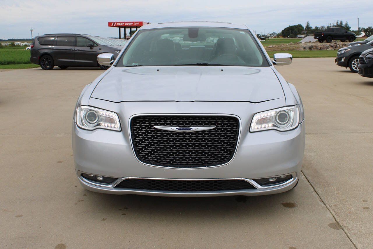 Used 2020 Chrysler 300 Limited RWD image 2