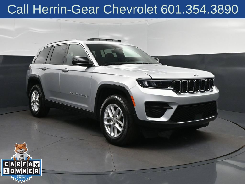 Used 2025 Jeep Grand Cherokee Laredo X w/ Luxury Tech Group I RWD image 9
