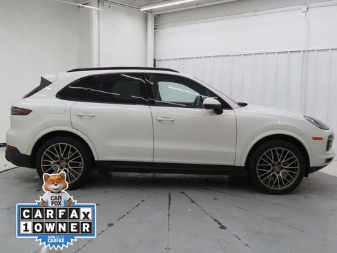 Used 2023 Porsche Cayenne Platinum Edition image 2