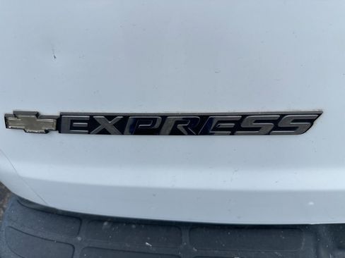 Used 2018 Chevrolet Express 2500 image 9