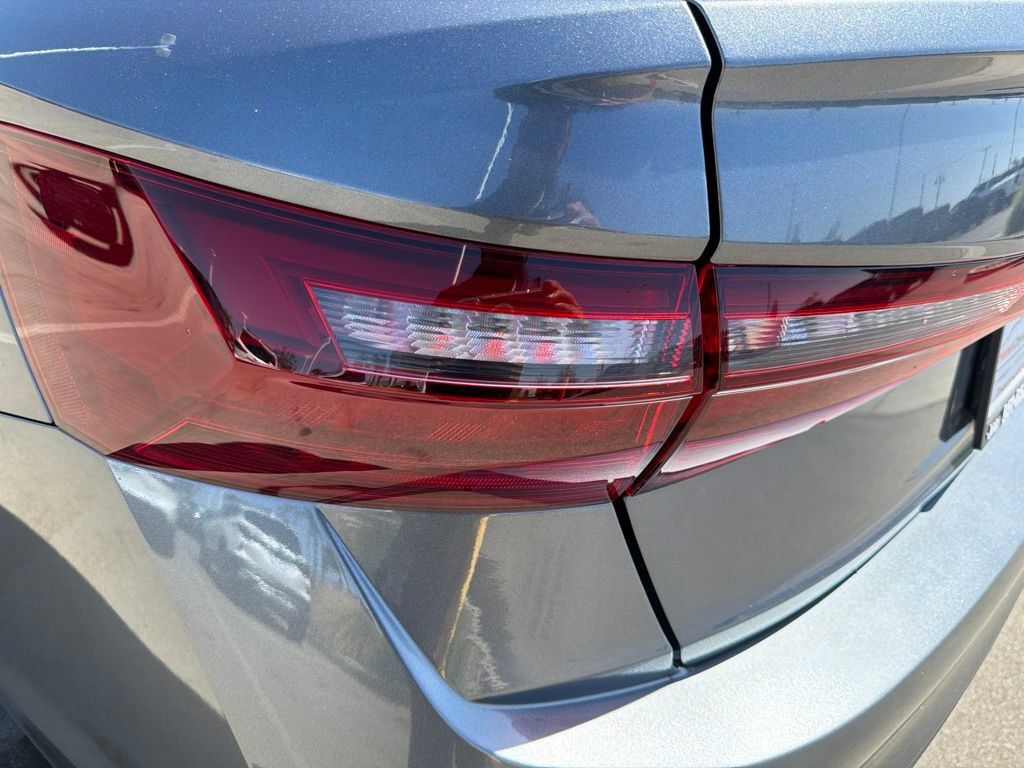 Used 2025 Volkswagen Jetta SE FWD image 8