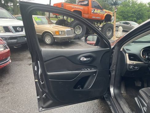 Used 2015 Jeep Cherokee Latitude FWD image 18