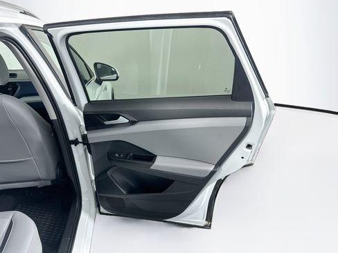 Used 2023 Volkswagen Taos SE w/ Panoramic Sunroof Package FWD image 31