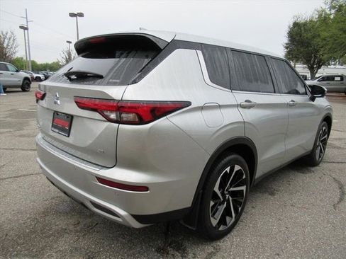 Used 2024 Mitsubishi Outlander SE image 7