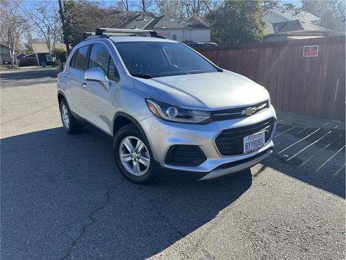 Used 2019 Chevrolet Trax LT w/ LT Convenience Package image 1