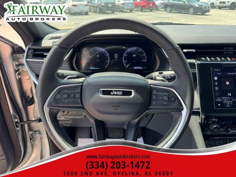 Used 2025 Jeep Grand Cherokee Altitude AWD/4WD image 18