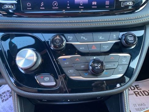 Used 2023 Chrysler Pacifica Pinnacle image 32