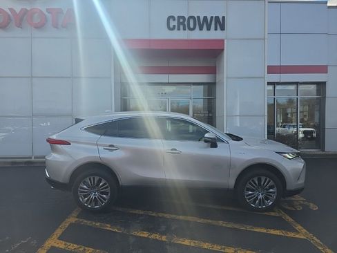 Used 2021 Toyota Venza XLE w/ Softex Package image 2