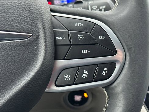 Used 2024 Chrysler Pacifica Touring-L image 27