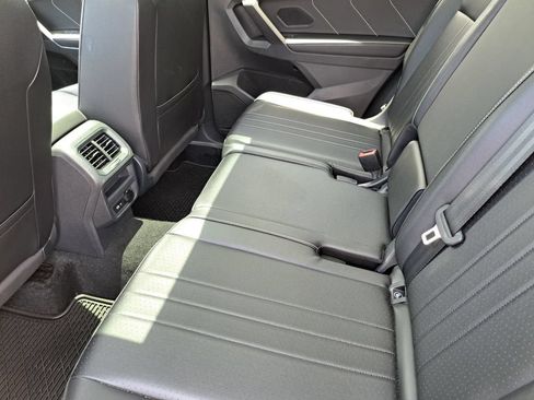 Used 2024 Volkswagen Tiguan SE w/ Panoramic Sunroof Package FWD image 21