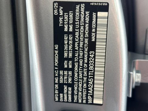 Certified 2026 Porsche Macan AWD/4WD image 35
