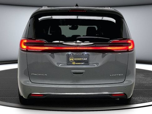 Used 2023 Chrysler Pacifica Limited FWD image 5