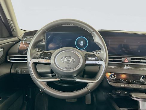 Used 2025 Hyundai Elantra SEL FWD image 18