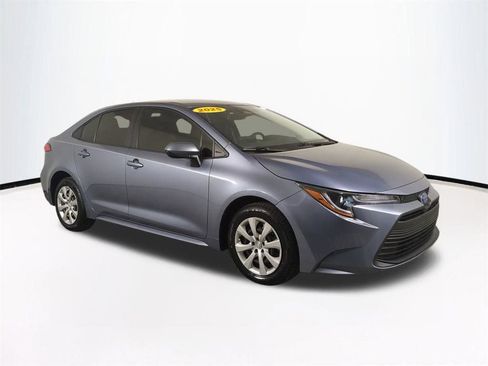 Used 2025 Toyota Corolla LE image 2