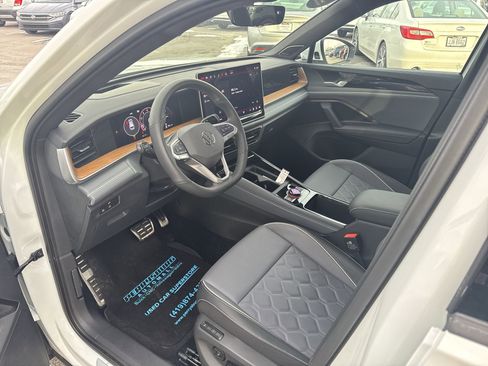 Certified 2025 Volkswagen Tiguan SEL R-Line image 10