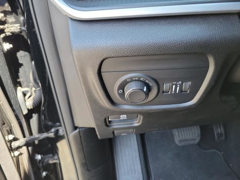 Certified 2025 Jeep Grand Cherokee Laredo w/ Trailer Tow Package AWD/4WD image 26