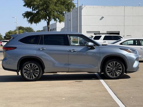 Used 2022 Toyota Highlander Platinum AWD/4WD image 3
