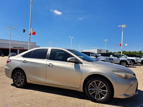 Used 2017 Toyota Camry SE FWD image 3