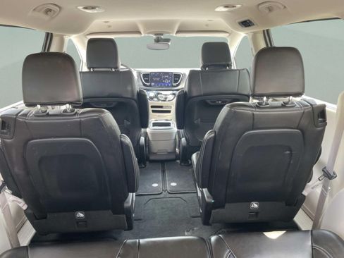 Used 2024 Chrysler Pacifica Touring-L FWD image 17