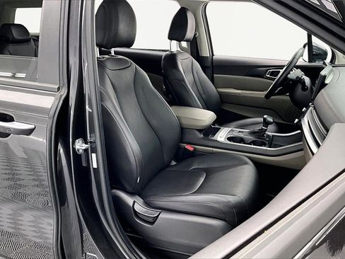 Used 2025 Kia Carnival image 7