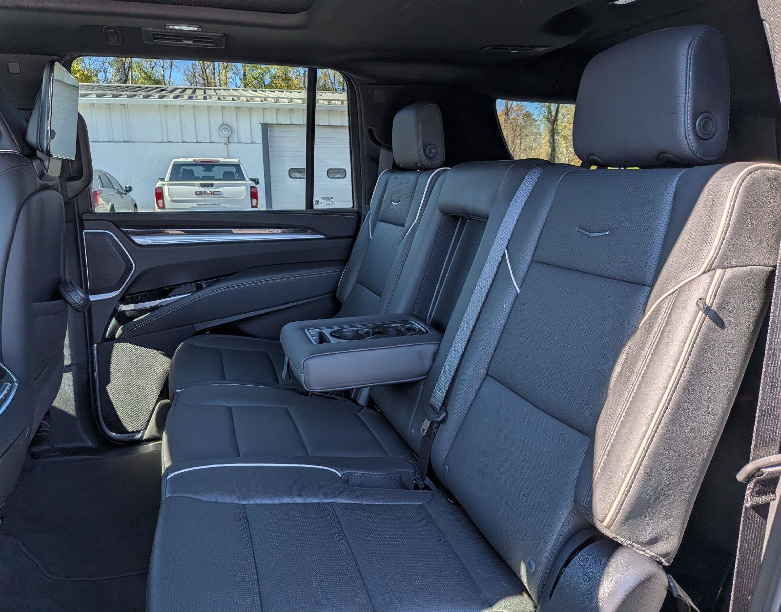 Used 2025 Cadillac Escalade ESV Premium Luxury AWD/4WD image 23