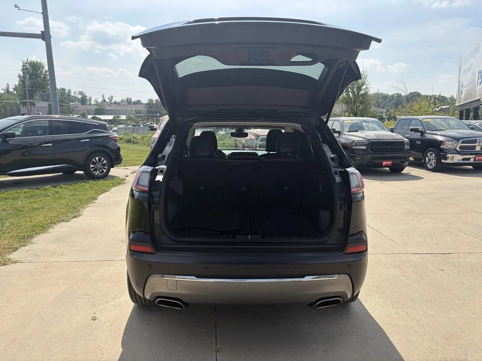 Used 2019 Jeep Cherokee Limited AWD/4WD image 22