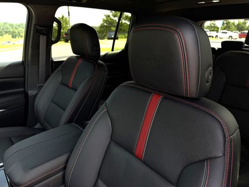 Used 2026 Chevrolet Traverse RS w/ LPO, Floor Liner Package FWD image 12