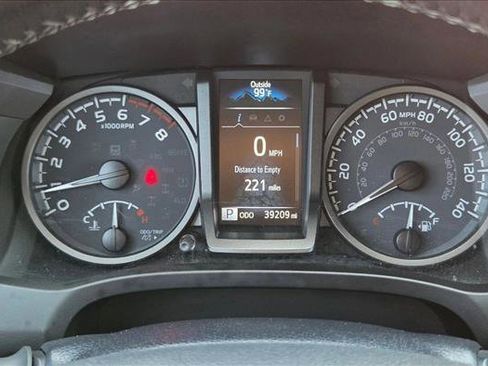 Certified 2021 Toyota Tacoma TRD Off-Road AWD/4WD image 11