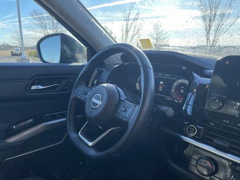 Used 2023 Nissan Pathfinder Platinum image 30