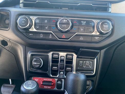 Used 2024 Jeep Wrangler Willys image 13