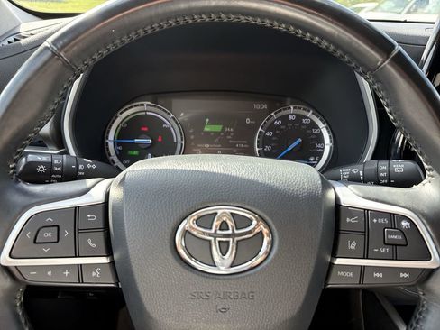 Used 2022 Toyota Highlander XLE AWD/4WD image 11