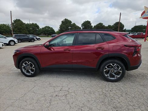Used 2025 Chevrolet Trax LT FWD image 6