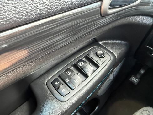 Used 2019 Jeep Grand Cherokee Laredo AWD/4WD image 34