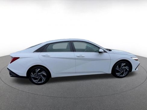 Used 2025 Hyundai Elantra Limited image 16