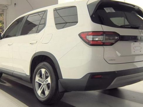 Used 2025 Honda Pilot EX-L image 2