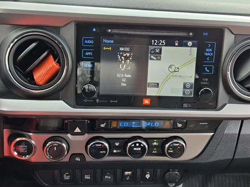 Used 2016 Toyota Tacoma Limited w/ Towing Package image 19