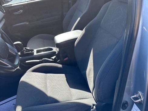 Used 2017 Toyota Tacoma TRD Sport image 11