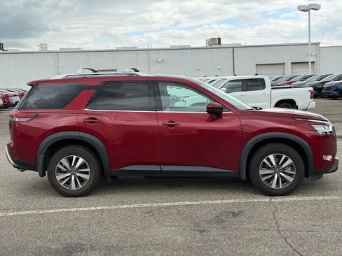 Used 2023 Nissan Pathfinder SL w/ Black Appearance Package image 7